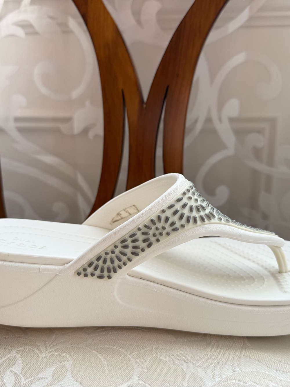 ✅NWOT✅Crocs Women’s White Wedge Flip Flops Dual Comfort Silver Embellished Size8